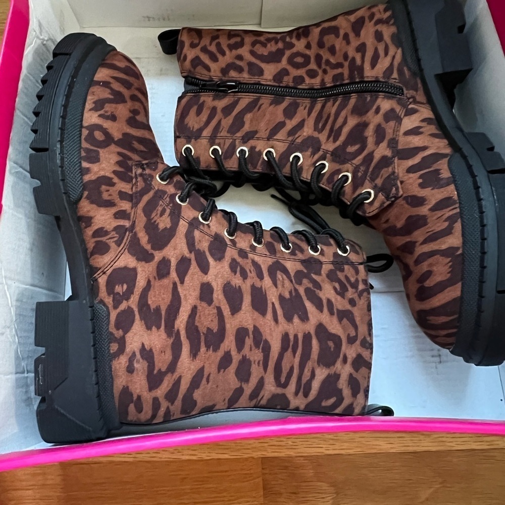 Shoe Dazzle Brown and Black Combat Boots (6) NWT - Picture 6 of 7
